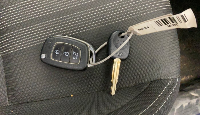 2020 Hyundai VENUE S 1.2, Petrol, Manual, 47,778 km, Key Close Up