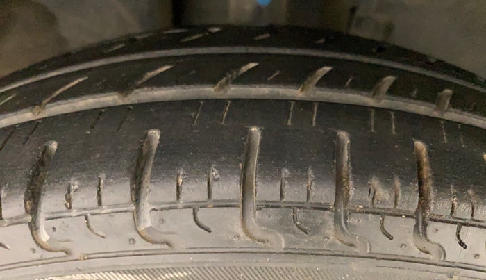 2018 Renault Kwid RXT 1.0 AMT (O), Petrol, Automatic, 44,462 km, Right Front Tyre Tread