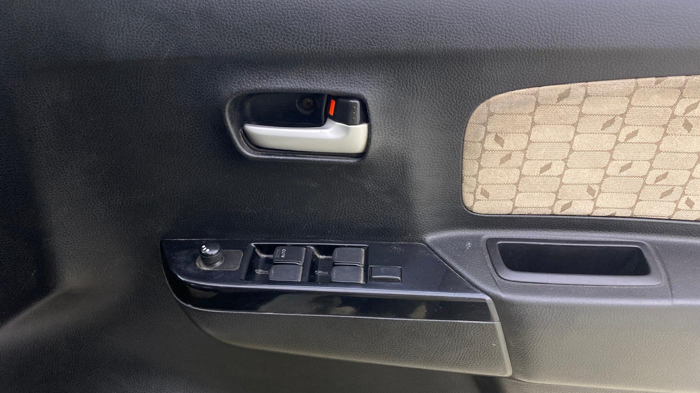2017 Maruti Wagon R 1.0 VXI, Petrol, Manual, 72,891 km, Driver Side Door Panels Control