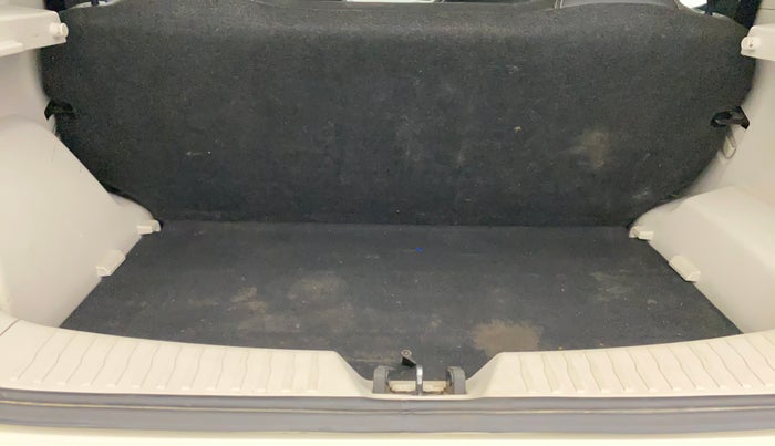 2023 Mahindra XUV300 W6 1.2 PETROL AMT, Petrol, Automatic, 33,518 km, Boot Inside