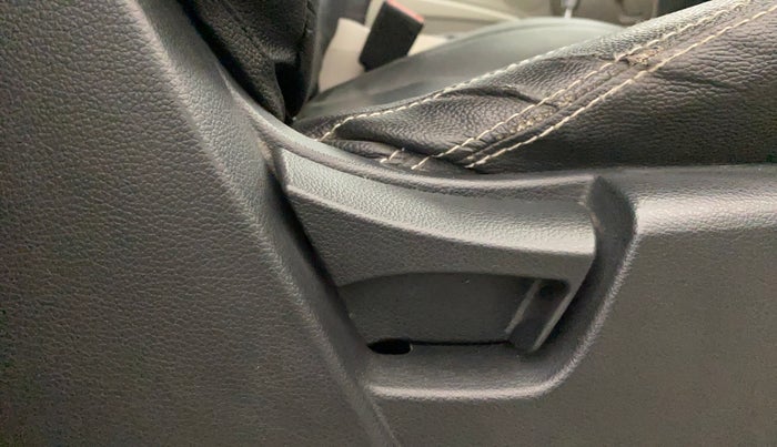 2023 Mahindra XUV300 W6 1.2 PETROL AMT, Petrol, Automatic, 33,518 km, Driver Side Adjustment Panel