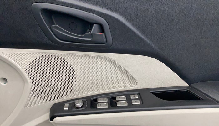 2023 Mahindra XUV300 W6 1.2 PETROL AMT, Petrol, Automatic, 33,518 km, Driver Side Door Panels Control