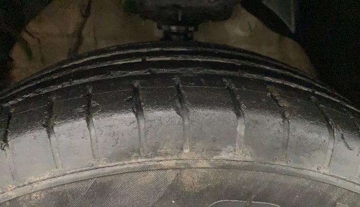 2023 Mahindra XUV300 W6 1.2 PETROL AMT, Petrol, Automatic, 33,518 km, Left Front Tyre Tread