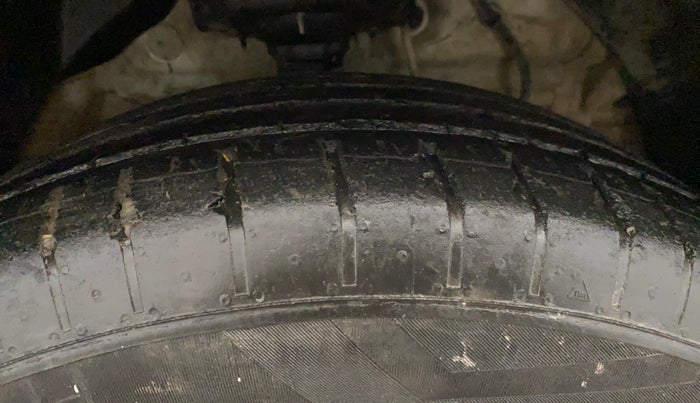 2023 Mahindra XUV300 W6 1.2 PETROL AMT, Petrol, Automatic, 33,518 km, Right Front Tyre Tread