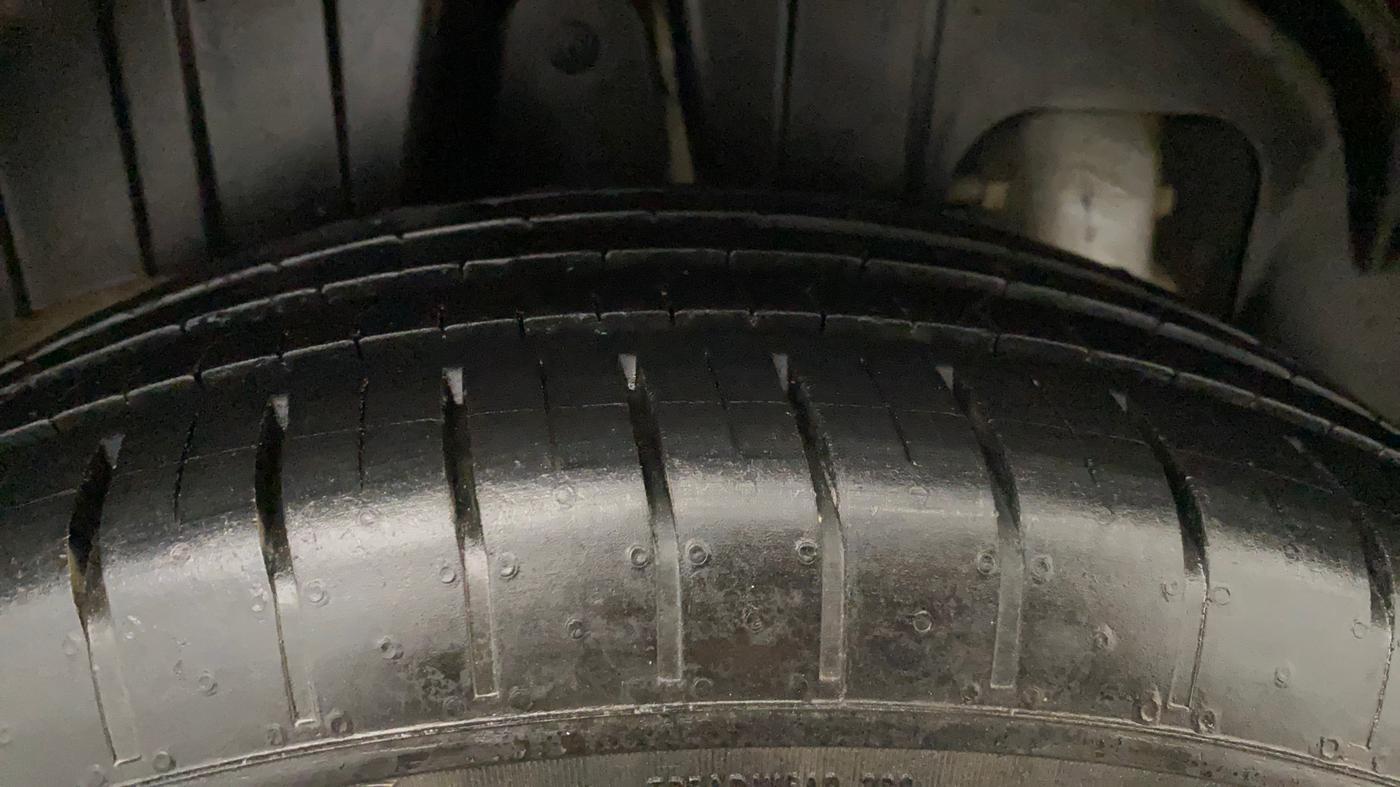 2023 Mahindra XUV300 W6 1.2 PETROL AMT, Petrol, Automatic, 33,518 km, Right Rear Tyre Tread