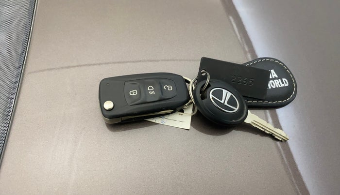 2017 Tata TIGOR XZ PETROL, Petrol, Manual, 29,435 km, Key Close Up
