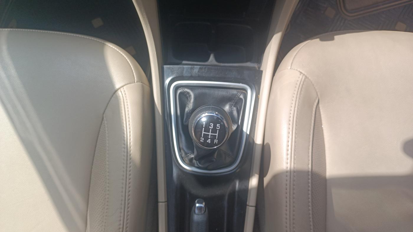 2017 Maruti Ciaz ZDI+ SHVS, Diesel, Manual, 65,662 km, Gear Lever