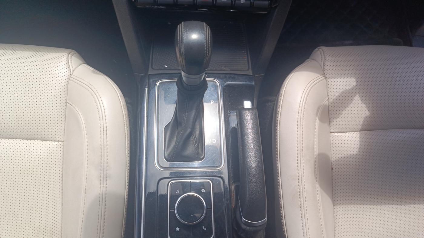 2022 Mahindra XUV700 AX 7 P AT 7 STR, Petrol, Automatic, 69,216 km, Gear Lever