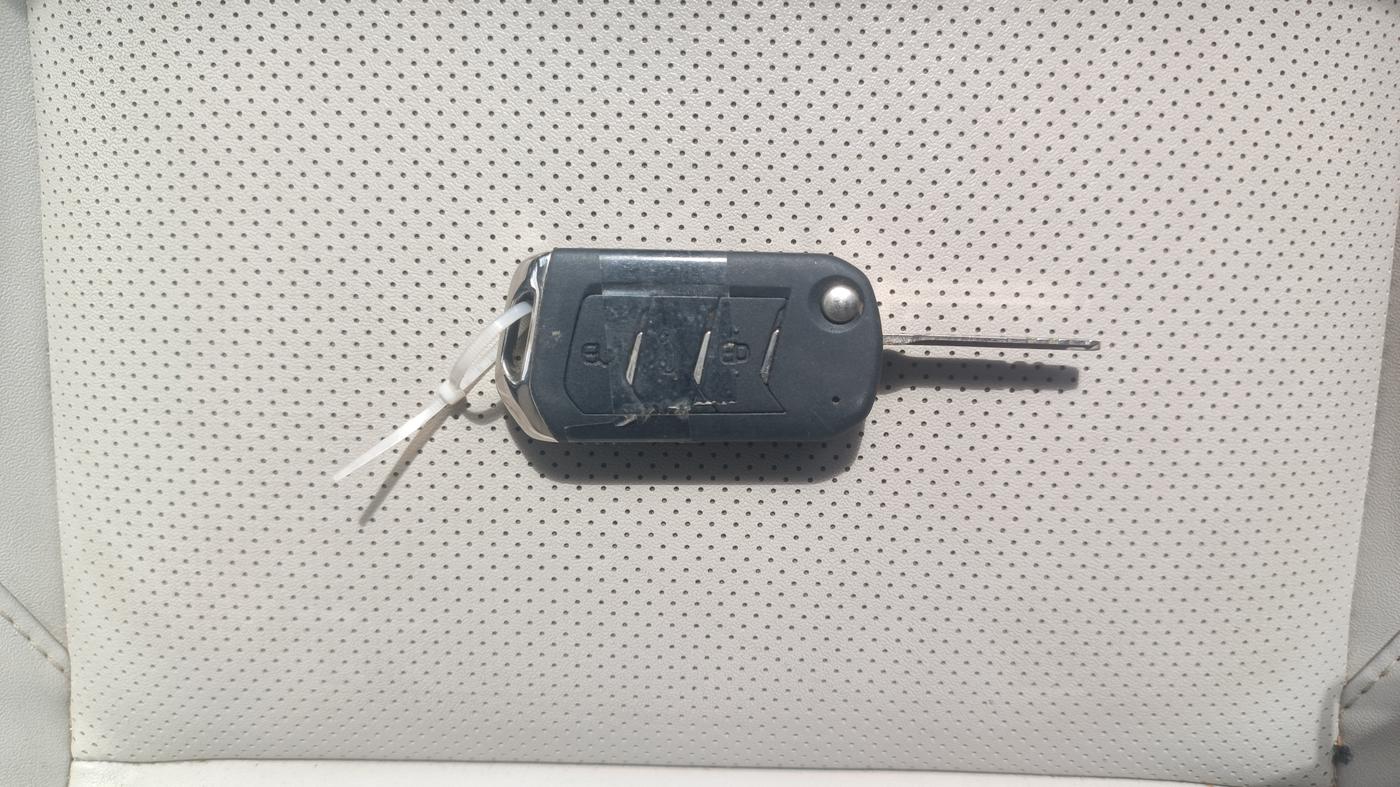 2022 Mahindra XUV700 AX 7 P AT 7 STR, Petrol, Automatic, 69,216 km, Key Close Up