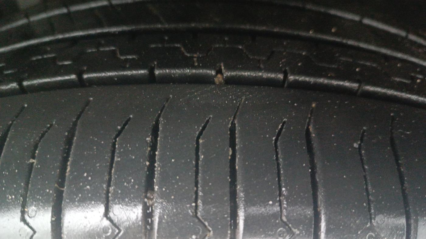 2022 Mahindra XUV700 AX 7 P AT 7 STR, Petrol, Automatic, 69,216 km, Right Front Tyre Tread