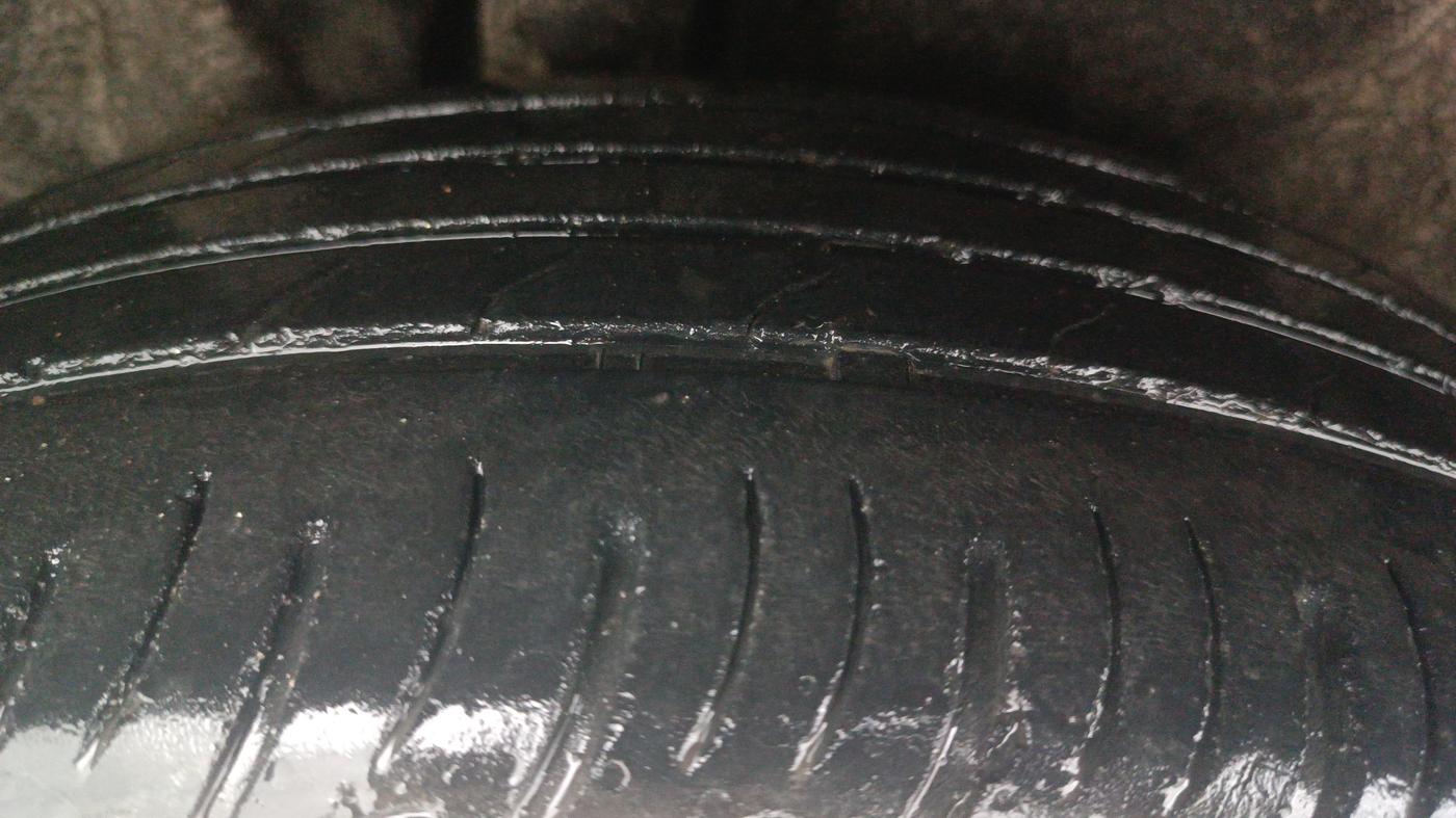 2022 Mahindra XUV700 AX 7 P AT 7 STR, Petrol, Automatic, 69,216 km, Right Rear Tyre Tread