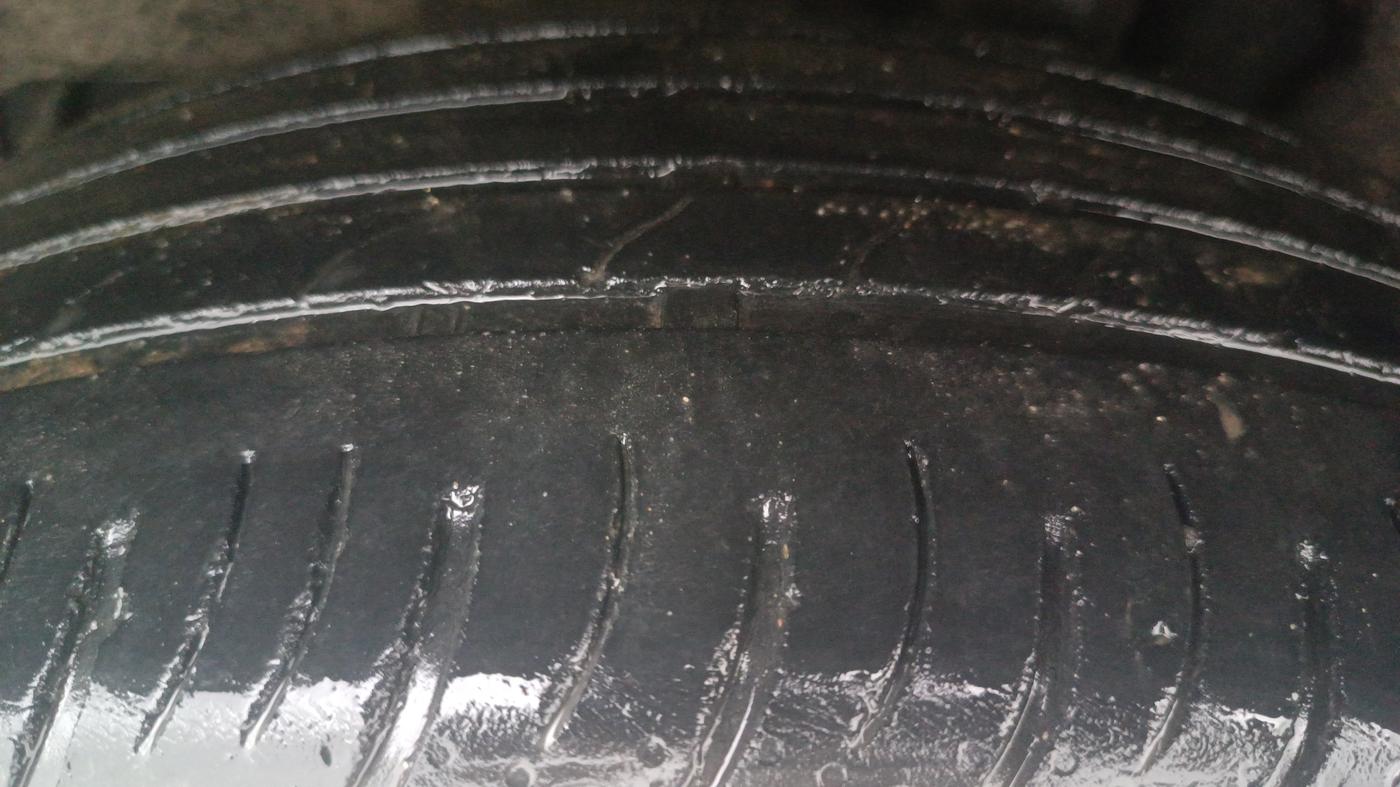 2022 Mahindra XUV700 AX 7 P AT 7 STR, Petrol, Automatic, 69,216 km, Left Rear Tyre Tread