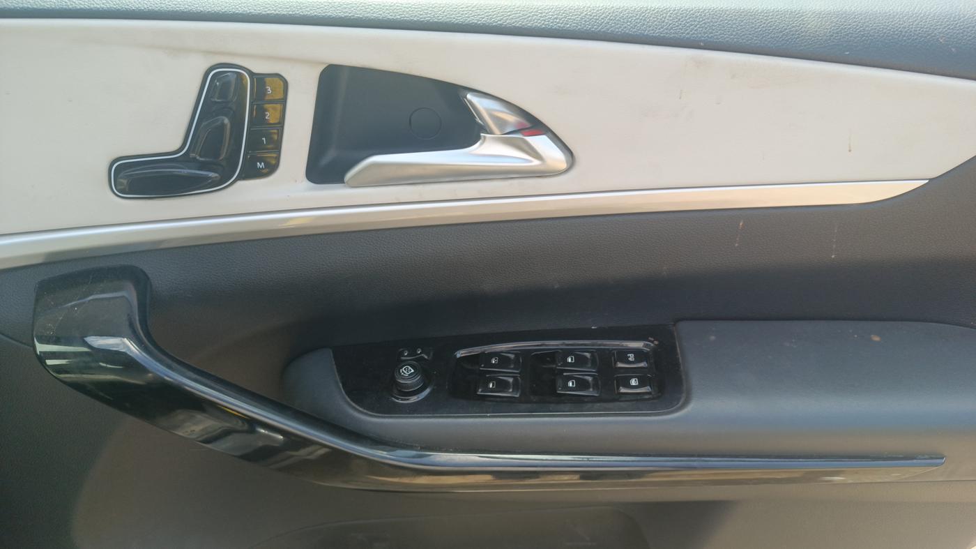 2022 Mahindra XUV700 AX 7 P AT 7 STR, Petrol, Automatic, 69,216 km, Driver Side Door Panels Control