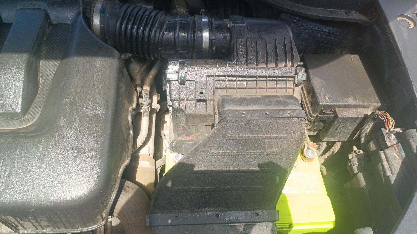 2022 Mahindra XUV700 AX 7 P AT 7 STR, Petrol, Automatic, 69,216 km, Engine View - Left