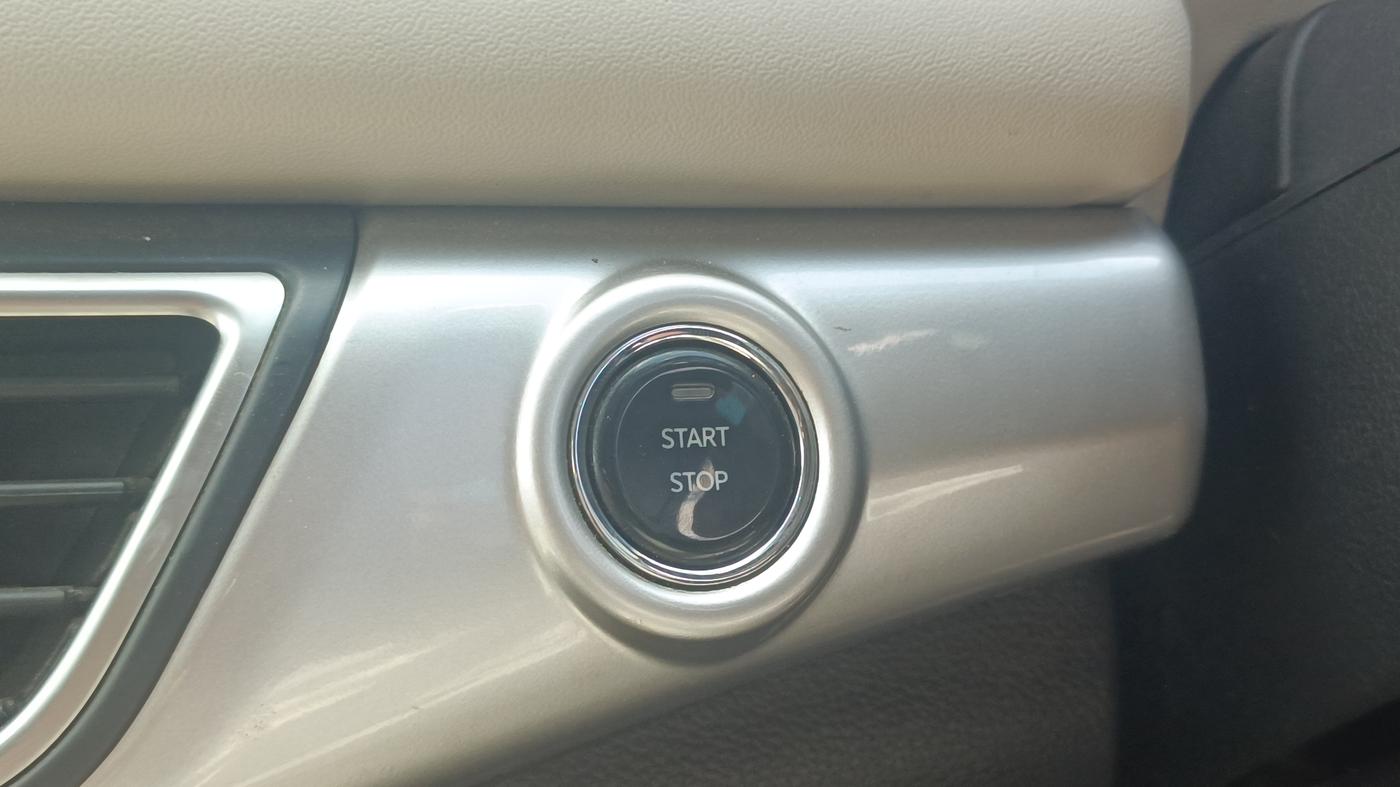 2022 Mahindra XUV700 AX 7 P AT 7 STR, Petrol, Automatic, 69,216 km, Keyless Start/ Stop Button