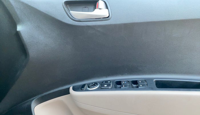 2016 Hyundai Grand i10 SPORTZ 1.2 KAPPA VTVT, Petrol, Manual, 81,607 km, Driver Side Door Panels Control