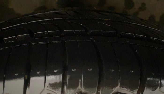 2013 Renault Scala RXL DIESEL, Diesel, Manual, 74,643 km, Right Rear Tyre Tread