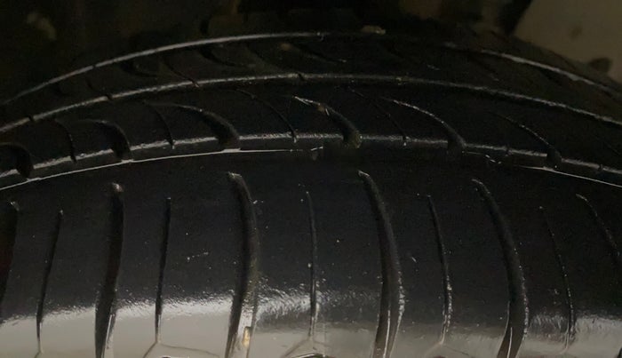 2013 Renault Scala RXL DIESEL, Diesel, Manual, 74,643 km, Right Front Tyre Tread