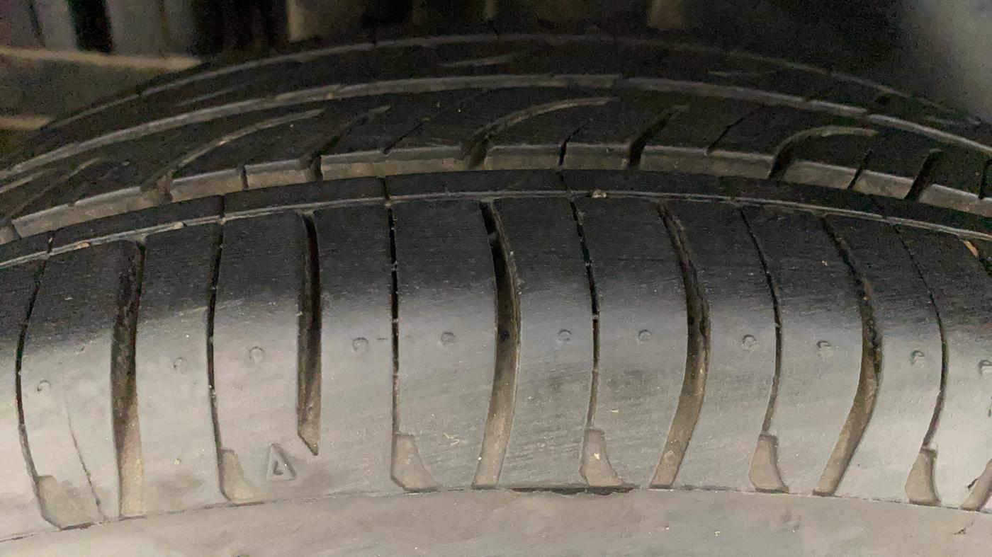2012 Maruti Swift VXI, Petrol, Manual, 64,557 km, Right Rear Tyre Tread