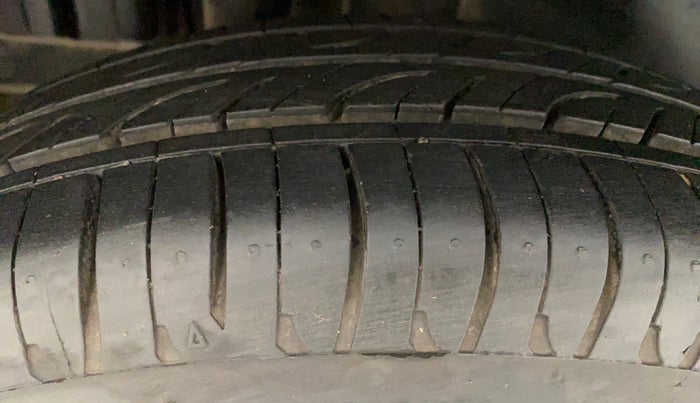 2012 Maruti Swift VXI, Petrol, Manual, 64,557 km, Right Rear Tyre Tread