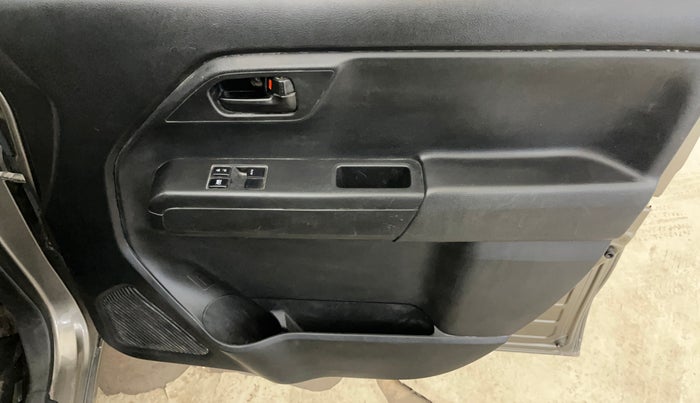 2022 Maruti New Wagon-R LXI 1.0, Petrol, Manual, 50,363 km, Driver Side Door Panels Control
