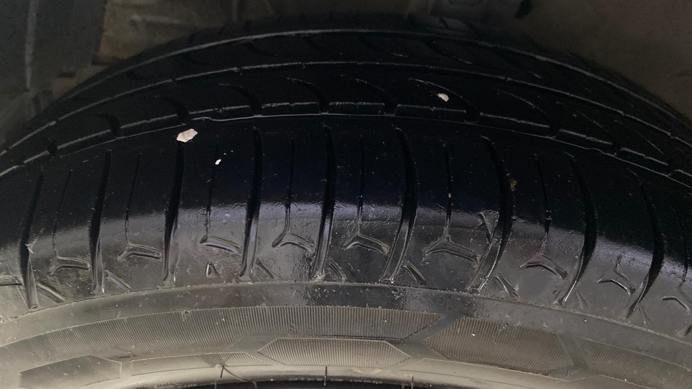 2015 Maruti Ertiga VXI CNG, CNG, Manual, 1,26,693 km, Left Front Tyre Tread