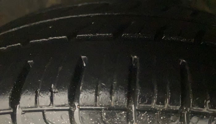 2013 Hyundai Eon SPORTZ, Petrol, Manual, 69,364 km, Right Front Tyre Tread