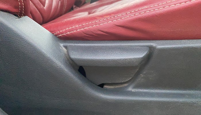 2013 Hyundai Eon SPORTZ, Petrol, Manual, 69,364 km, Driver Side Adjustment Panel