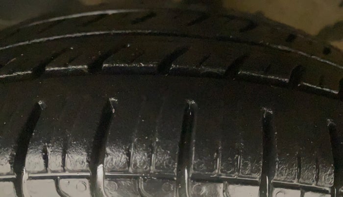 2013 Hyundai Eon SPORTZ, Petrol, Manual, 69,364 km, Left Front Tyre Tread