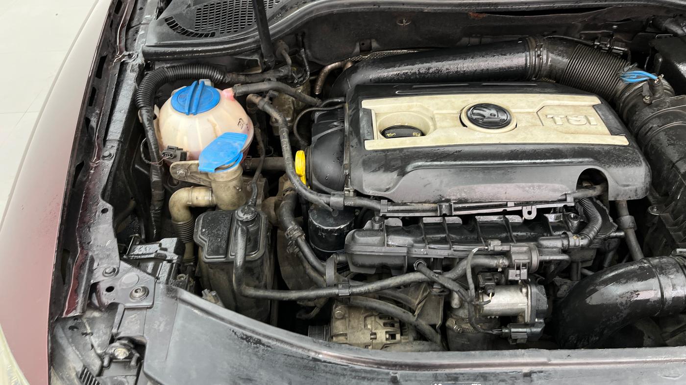 2014 Skoda Superb ELEGANCE 1.8 TSI AT, Petrol, Automatic, 1,17,710 km, Engine View - Right