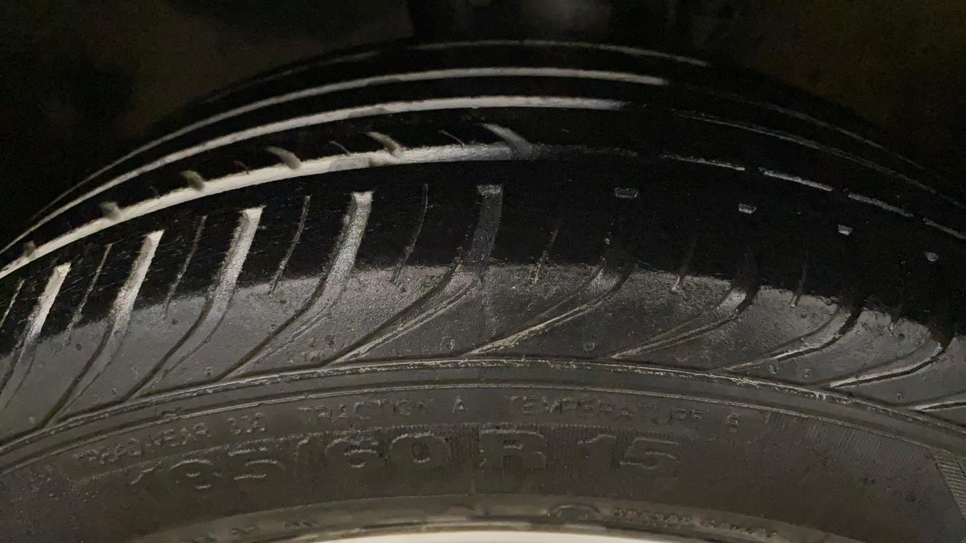2014 Volkswagen Polo HIGHLINE1.2L, Petrol, Manual, 30,627 km, Left Front Tyre Tread