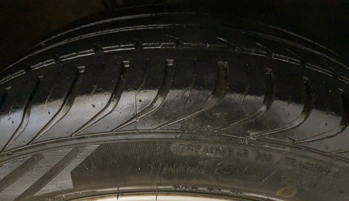 2014 Volkswagen Polo HIGHLINE1.2L, Petrol, Manual, 29,366 km, Right Front Tyre Tread