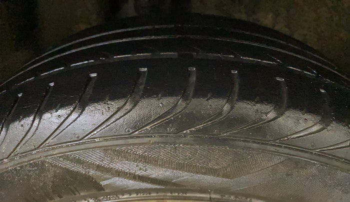 2014 Volkswagen Polo HIGHLINE1.2L, Petrol, Manual, 29,366 km, Right Rear Tyre Tread