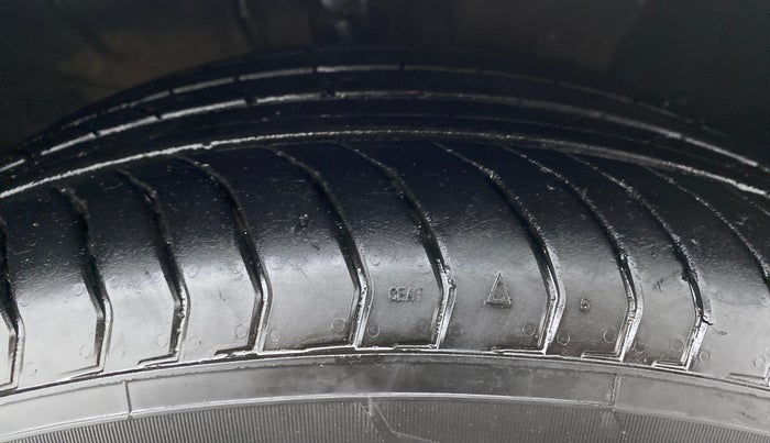 2017 Hyundai New Elantra 2.0 SX(O) AT PETROL, Petrol, Automatic, 69,854 km, Right Front Tyre Tread