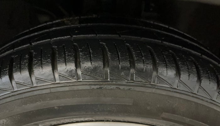 2019 Renault Kwid RXT 1.0 AMT (O), Petrol, Automatic, 38,432 km, Right Front Tyre Tread