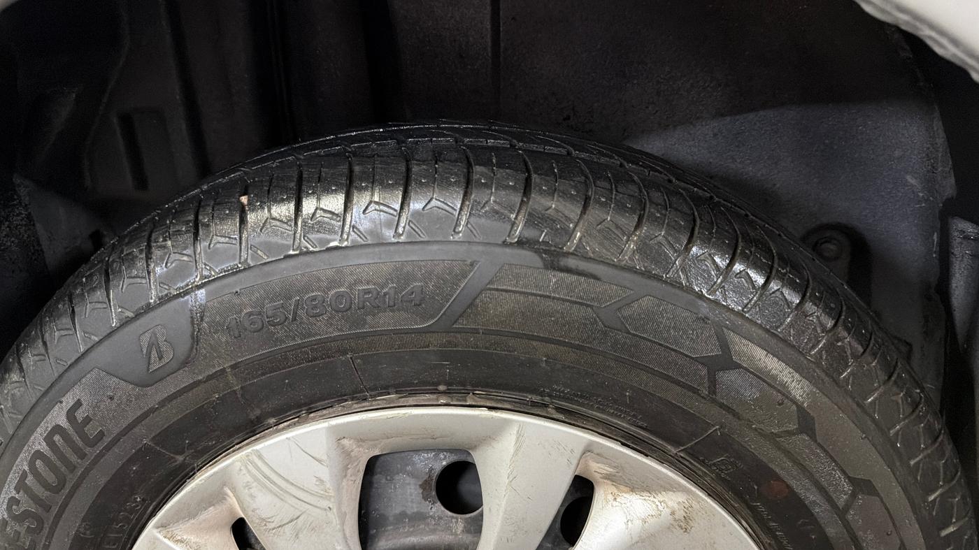 2015 Maruti Swift VXI, Petrol, Manual, 77,917 km, Right Rear Tyre Tread