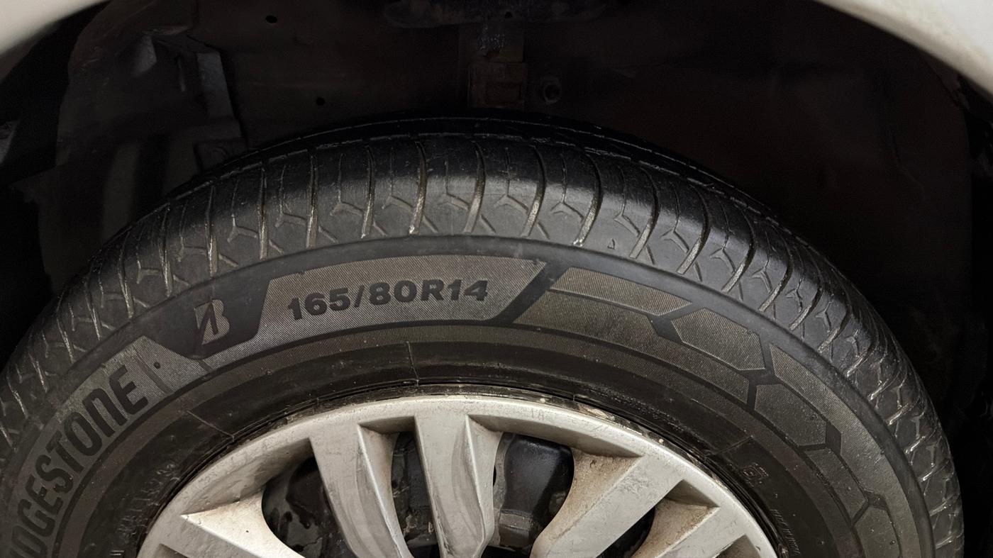 2015 Maruti Swift VXI, Petrol, Manual, 77,917 km, Left Front Tyre Tread