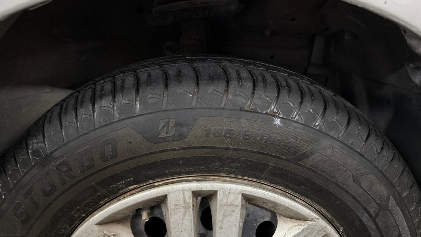 2015 Maruti Swift VXI, Petrol, Manual, 77,917 km, Right Front Tyre Tread