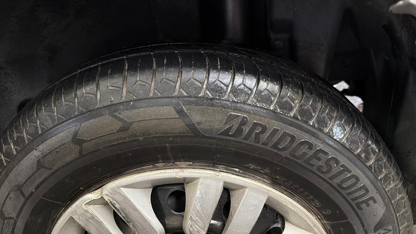 2015 Maruti Swift VXI, Petrol, Manual, 77,917 km, Left Rear Tyre Tread