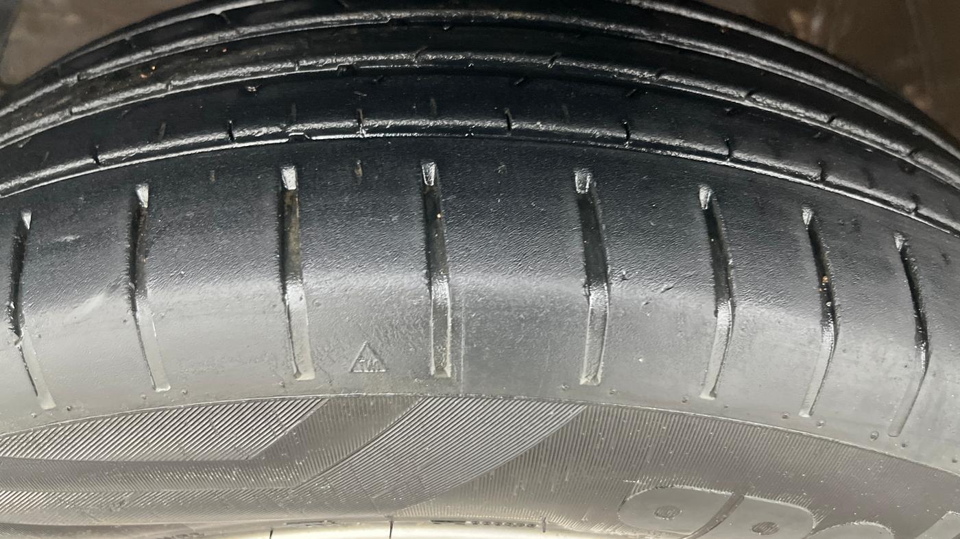 2021 Maruti Swift ZXI, Petrol, Manual, 24,500 km, Left Front Tyre Tread