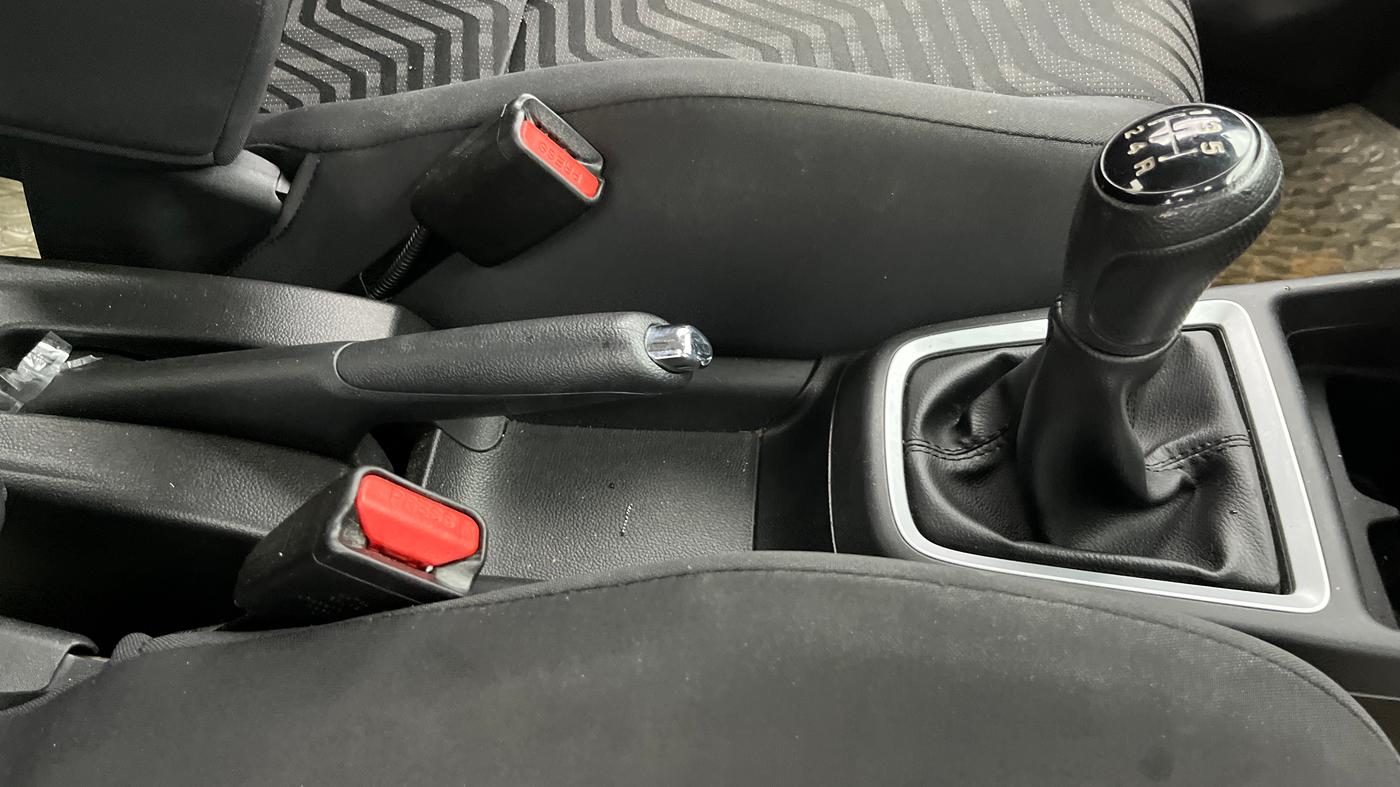 2021 Maruti Swift ZXI, Petrol, Manual, 24,500 km, Gear Lever