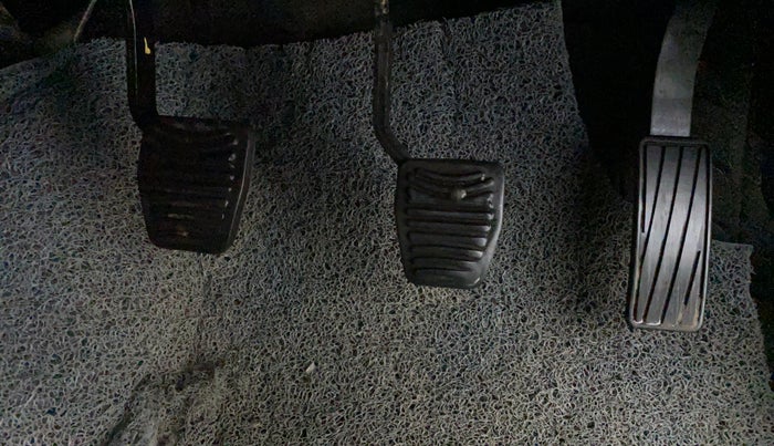 2018 Mahindra KUV 100 NXT K8 6 SEATER DUAL TONE, Petrol, Manual, 23,834 km, Pedals