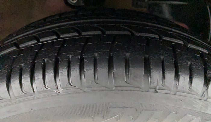 2018 Mahindra KUV 100 NXT K8 6 SEATER DUAL TONE, Petrol, Manual, 23,834 km, Right Front Tyre Tread