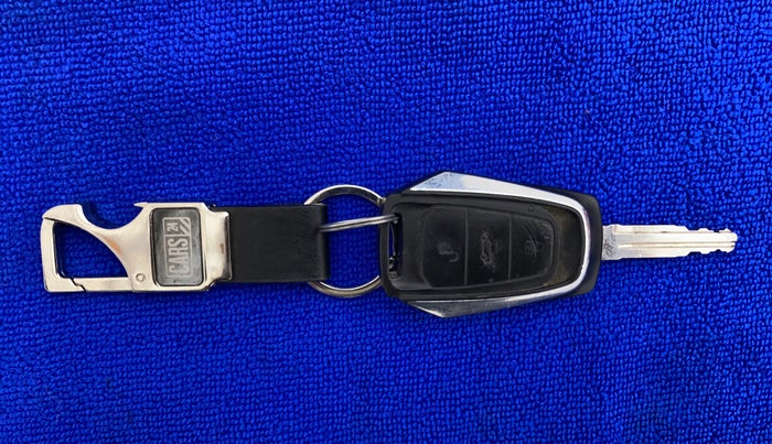 2018 Mahindra KUV 100 NXT K8 6 SEATER DUAL TONE, Petrol, Manual, 23,834 km, Key Close Up