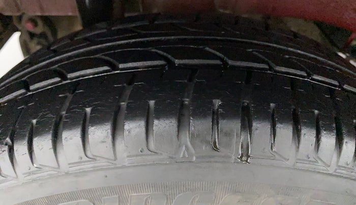 2018 Mahindra KUV 100 NXT K8 6 SEATER DUAL TONE, Petrol, Manual, 23,834 km, Right Rear Tyre Tread