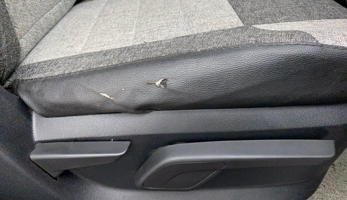 2018 Mahindra KUV 100 NXT K8 6 SEATER DUAL TONE, Petrol, Manual, 23,834 km, Driver Side Adjustment Panel