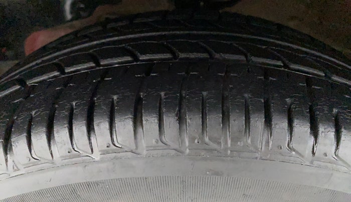 2018 Mahindra KUV 100 NXT K8 6 SEATER DUAL TONE, Petrol, Manual, 23,834 km, Left Front Tyre Tread