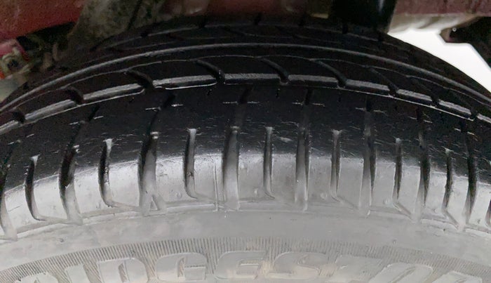 2018 Mahindra KUV 100 NXT K8 6 SEATER DUAL TONE, Petrol, Manual, 23,834 km, Left Rear Tyre Tread