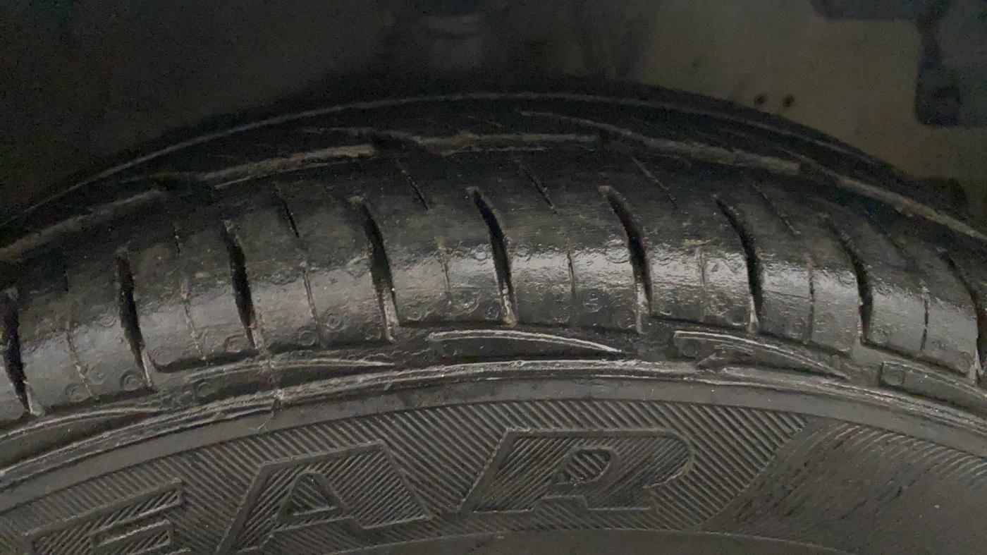 2017 Hyundai Eon ERA +, Petrol, Manual, 59,805 km, Right Front Tyre Tread
