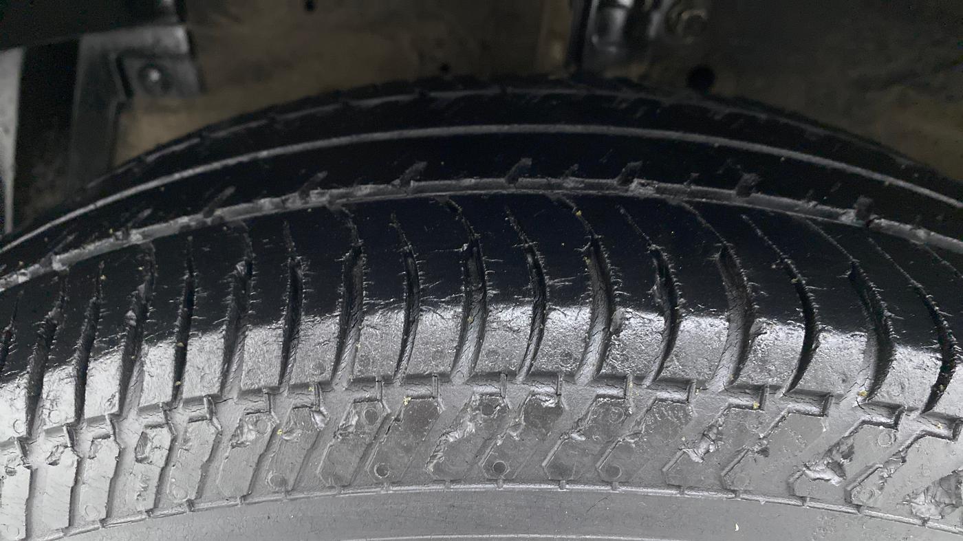 2013 Maruti Swift LXI, Petrol, Manual, 61,461 km, Left Front Tyre Tread